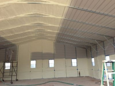 Zateplení haly, izolace průmyslové haly, izolace haly, stříkaná pěna, rekonstrukce střechy, izolace střechy